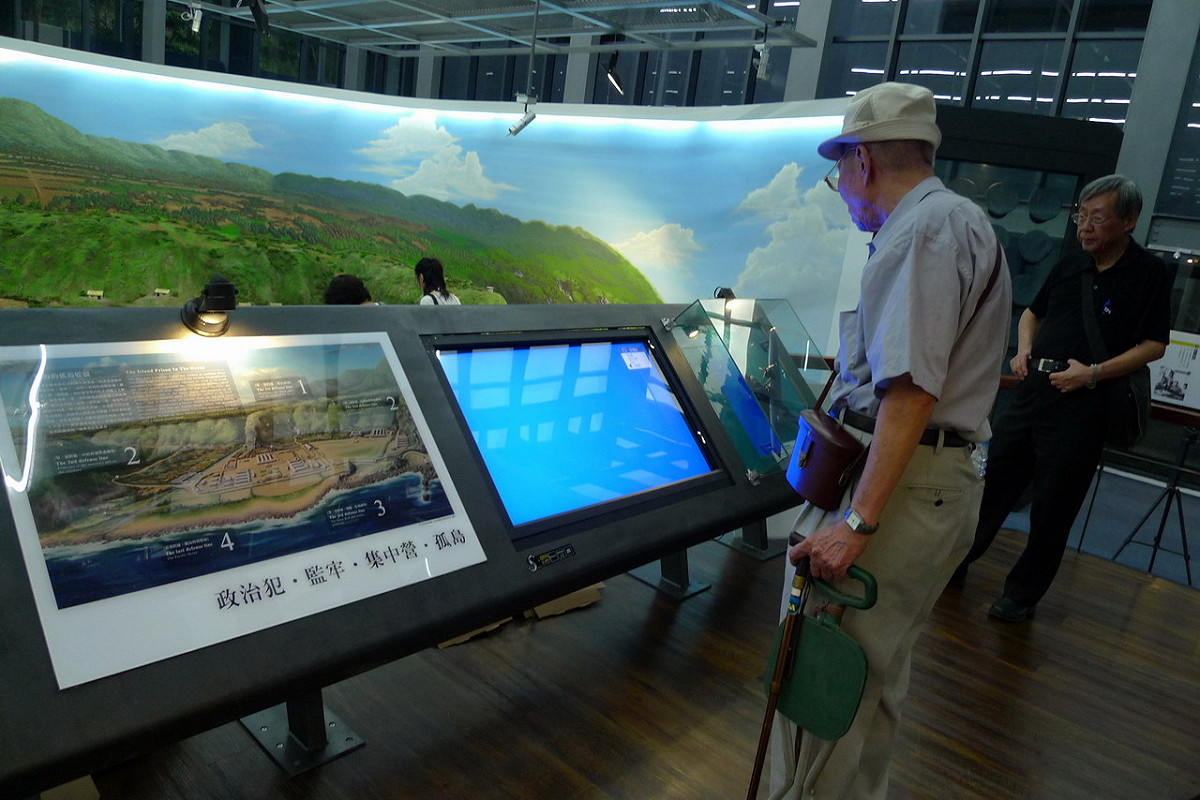 陳孟和在綠島新生訓導處50分之1模型前照。 圖：曹欽榮/攝
