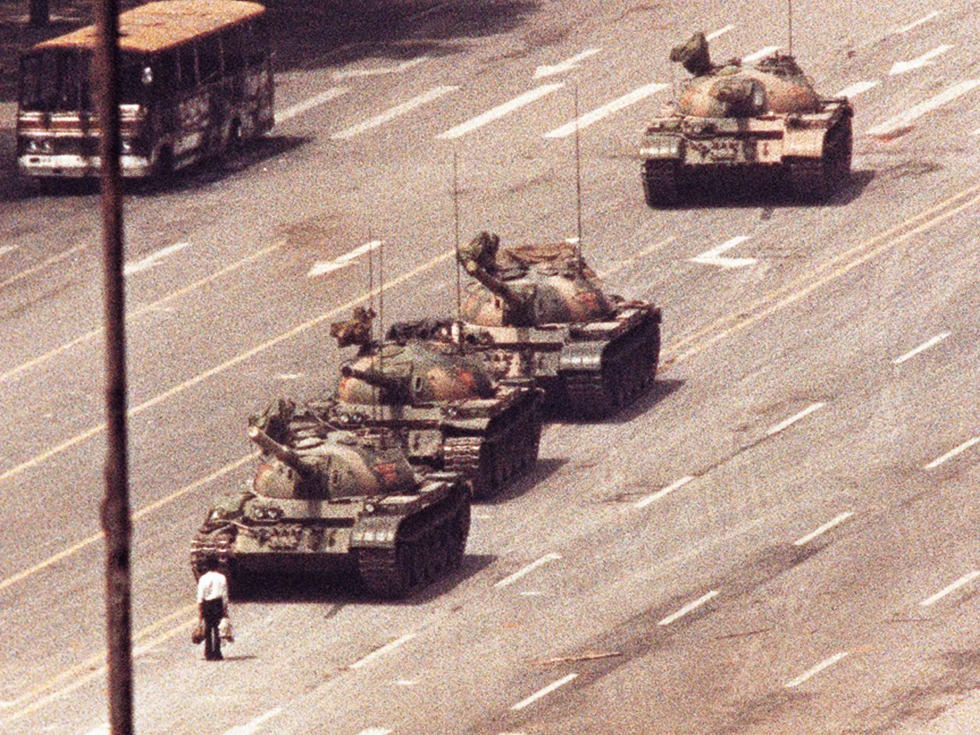 六似慘案發生後，6月5日，一名男子在天安門廣場附近的長安街阻攔坦克車隊前進。 圖：達志影像/路透社