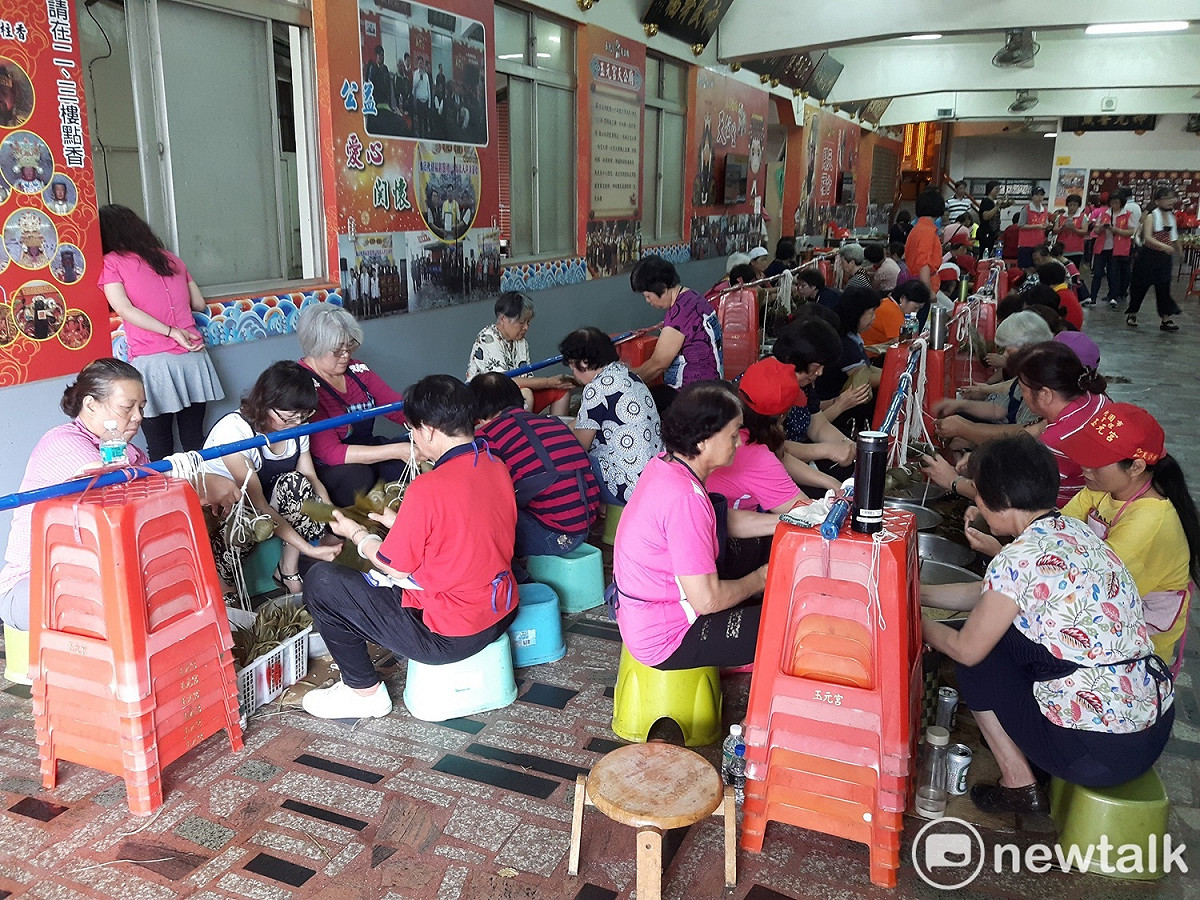 200位愛心媽媽一起包肉粽，整間廟舍都是粽香味。 圖:林昀真/攝