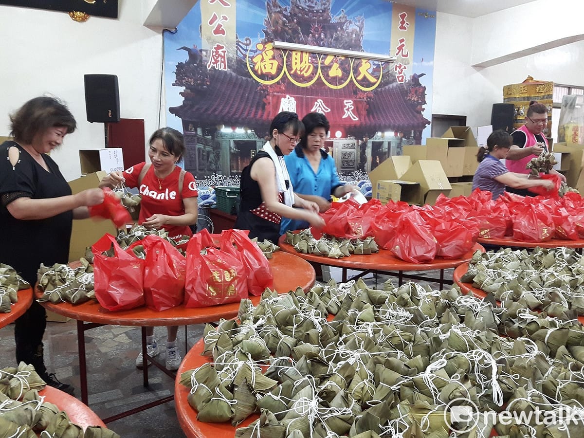 包好的一萬八千顆粽子放涼後就馬上專袋，交由冷凍車宅配送往其他縣市弱勢團體。 圖:林昀真/攝
