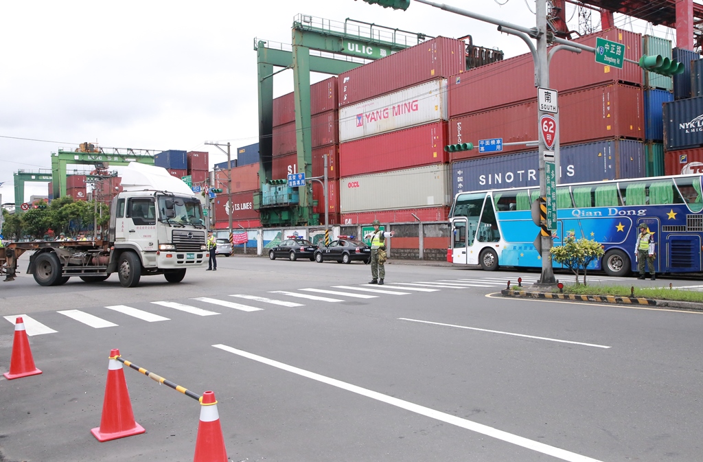 演習期間，基隆市區內沿途街道上的行人與車輛，皆依憲警及民防人員指揮疏導，就地疏散避難。 圖：基隆市政府/提供