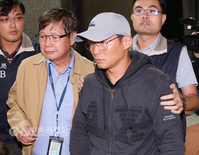 獵雷艦案慶富少東陳偉志棄保潛逃 (右)，高雄地院提高慶富董事長陳慶男的保金到新台幣一億元。資料照片。 圖 : 中央社
