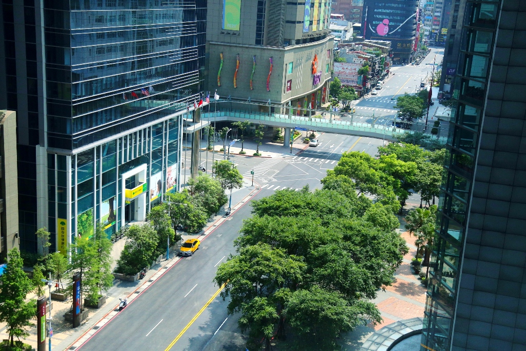 台北市政府外，配合萬安演習，人車避難街道空無一人。 圖：新北市政府/提供