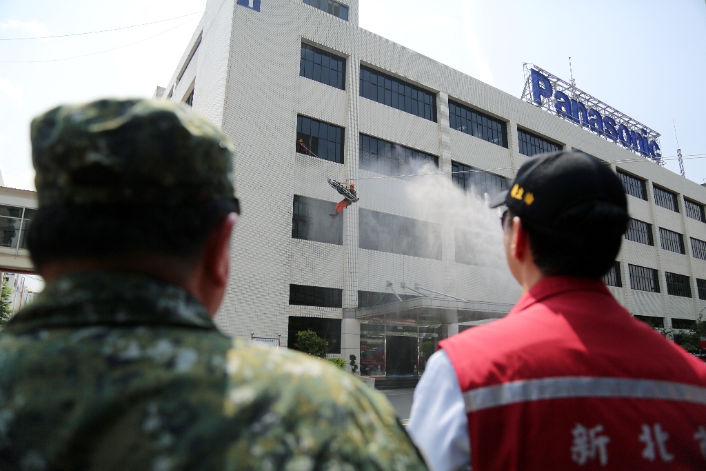 新北市政府107年度軍民聯合防空「萬安41號」演習，企業模擬災害演習。 圖：新北市政府/提供