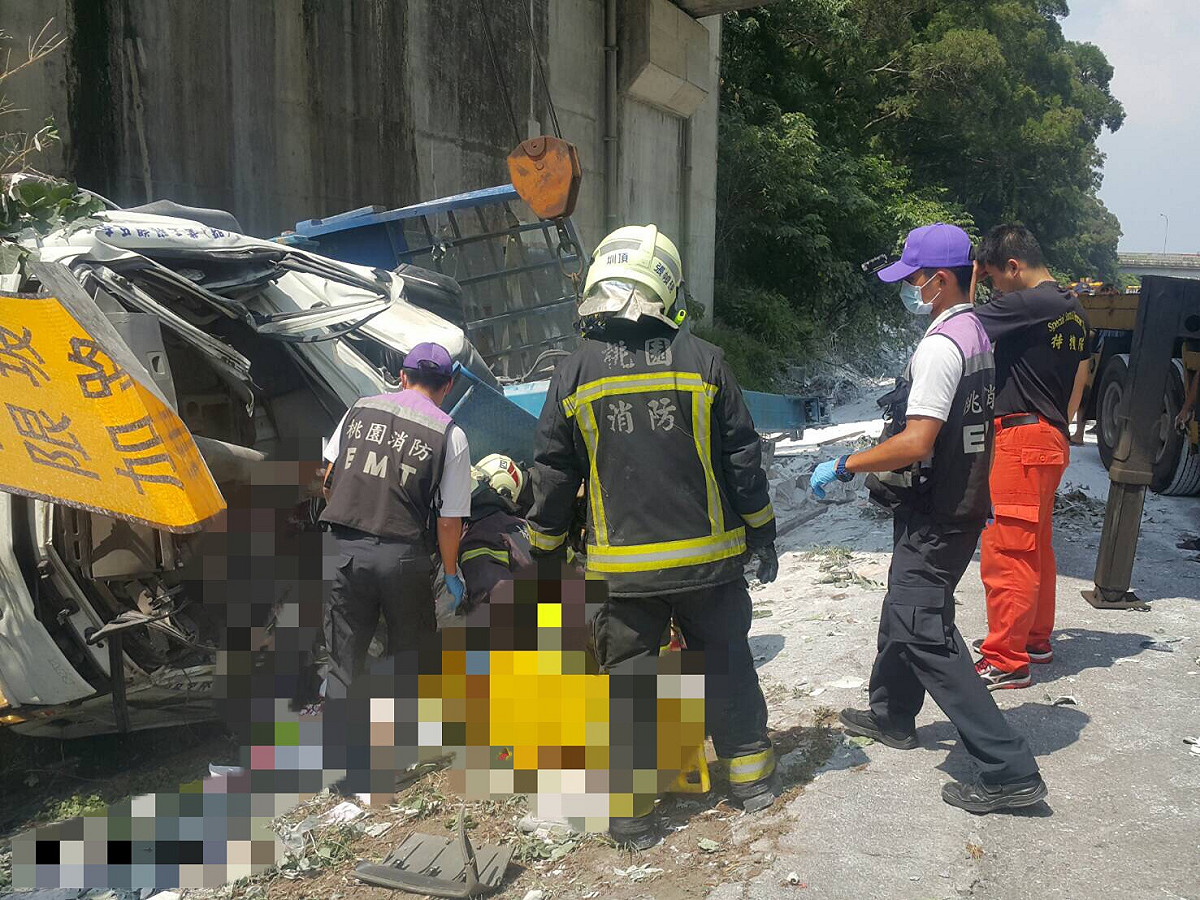 出事貨車失控翻車，路旁的號誌牌整支插進車頭，車頭幾乎全毀。 圖：桃園市政府消防局／提供