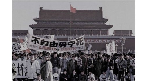 天安門前的不自由毋寧死的標語。
 圖 : 翻攝自bannedbook