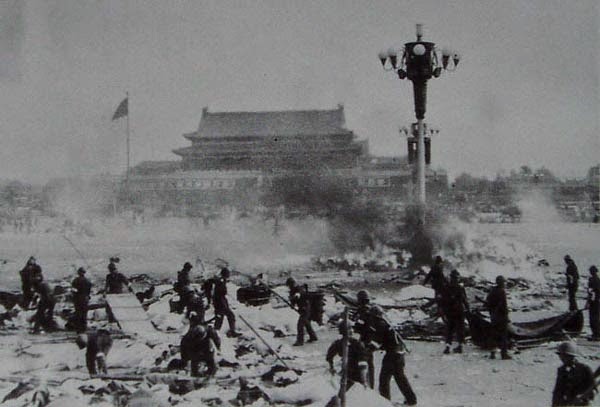 遭血洗的天安門廣場，軍隊在清理學生的屍體。 圖 : 翻攝自molihua.org