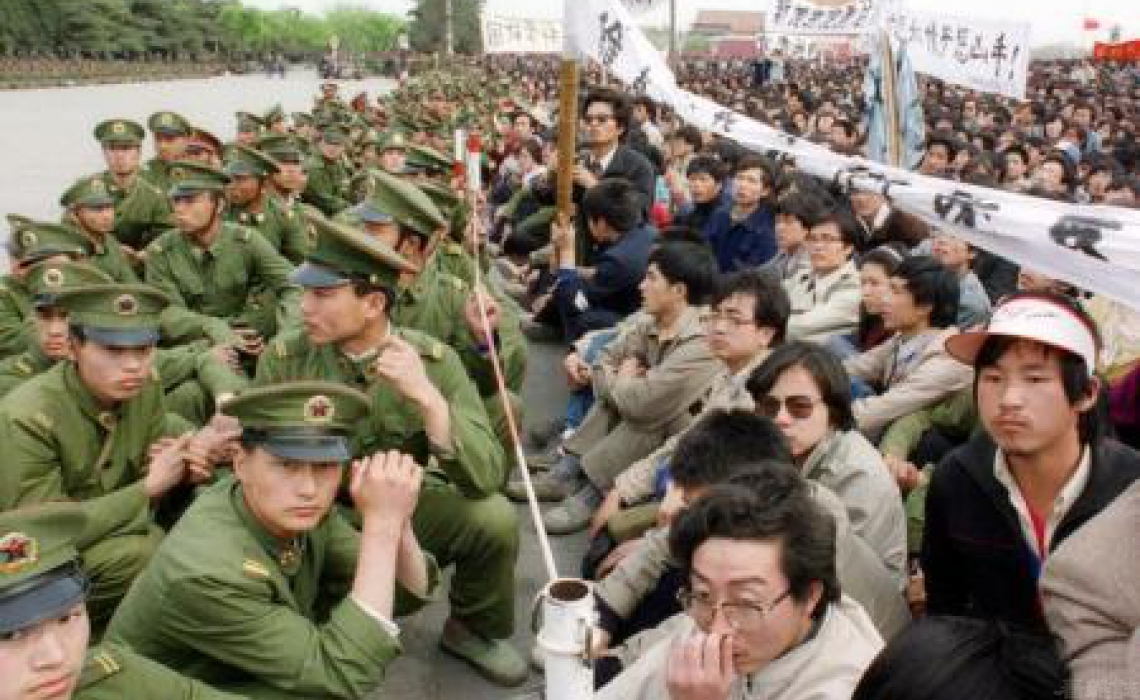 六四發生前，軍人不帶武器形成人牆來維持抗議秩序。 圖 : 翻攝自watchchinese.com