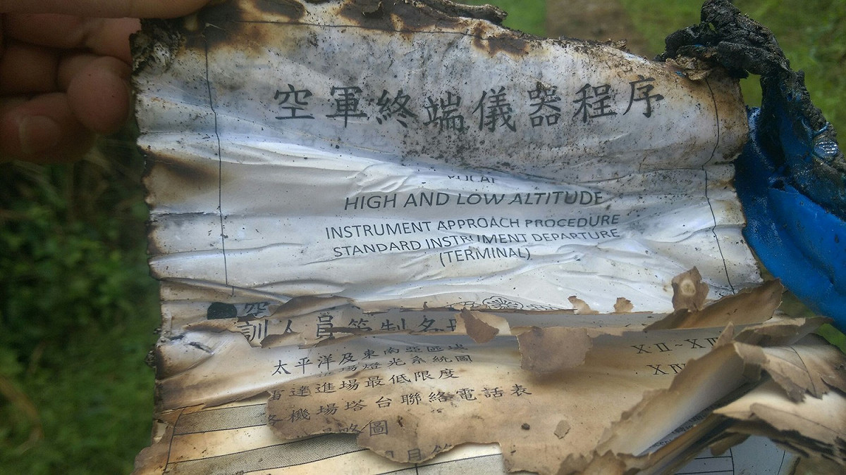 警消人員找到已燒壞的機上物件。 圖：基隆市消防局/提供