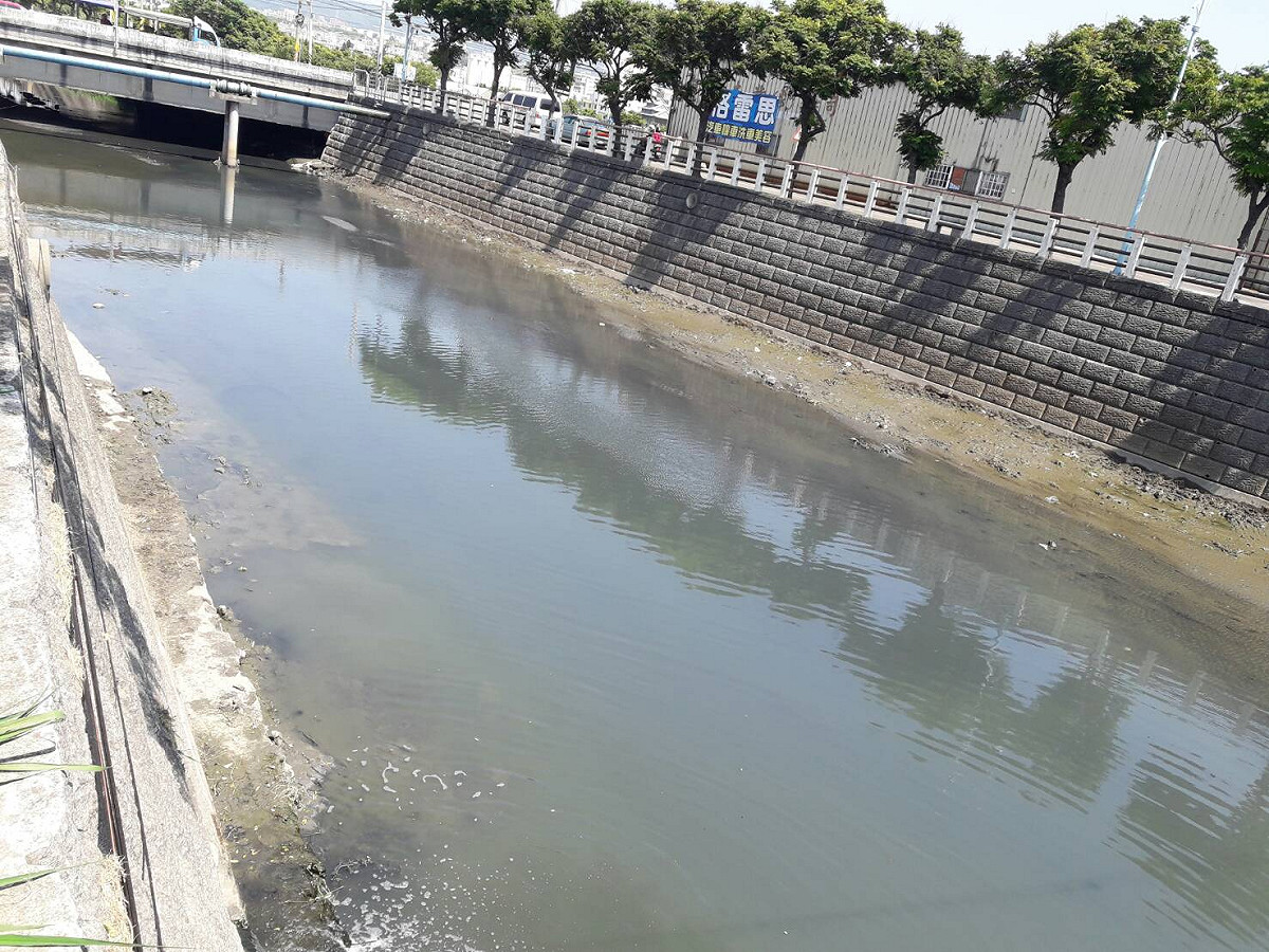 台中市環保局指出，大排下游水檢測並未驗出重金屬及氰化物，但水中溶氧只有0.7毫克/公升，低於一般魚類適合生存的2毫克/公升含量。 圖：台中市政府/提供