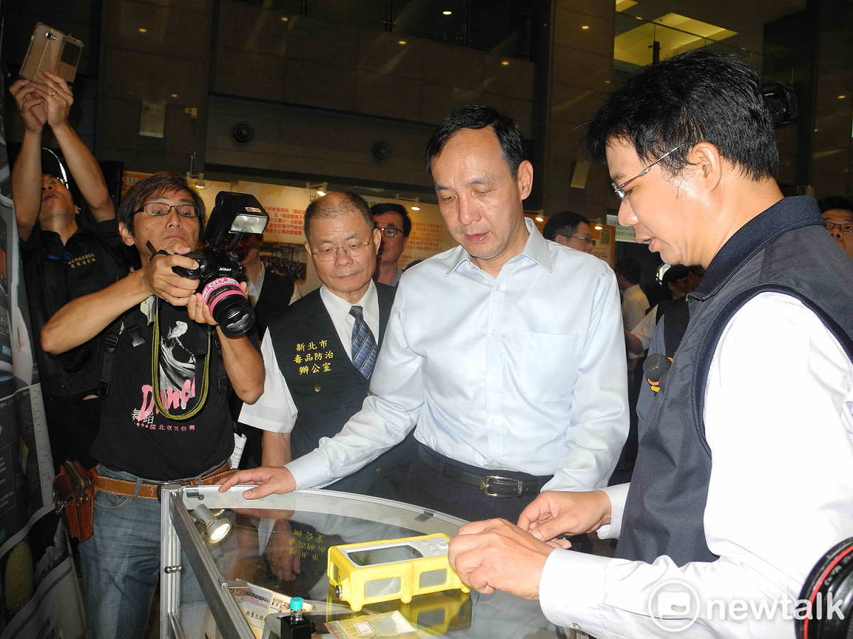 新北市長朱立倫參觀查緝毒品的科技儀器。                                    圖：王峻昌/攝