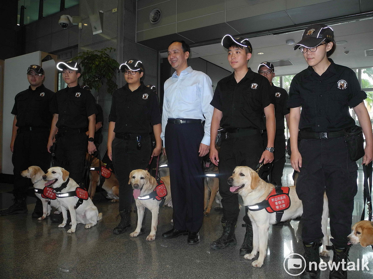新北市毒防辦周年成果展，朱立倫與新北市警犬隊合影。                                
 圖：王峻昌/攝