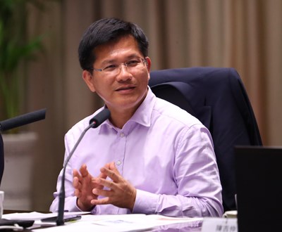 台中市長林佳龍表示，台中市將全面為校舍裝設冷氣空調設備，盼中央在政策上統一為之，弭平學生受教品質的城鄉落差。 圖：台中市政府/提供