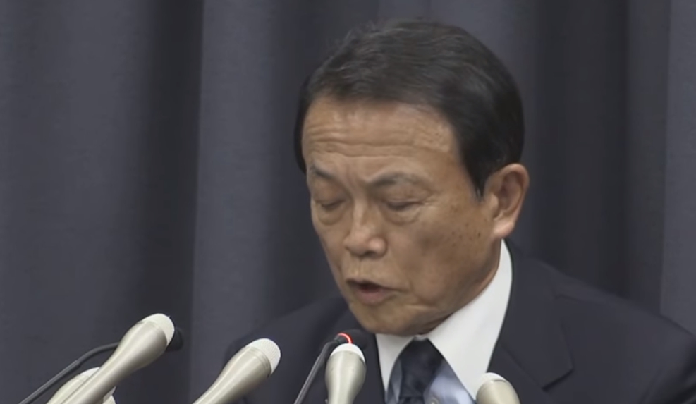 針對森友學園案，日本副首相兼財務大臣麻生太郎在今 (4) 天公布財務省的調查報告及懲處名單，共懲處20人，麻生本人則宣布自願減薪一年，但不下台。 圖：截取自YOUTUBE