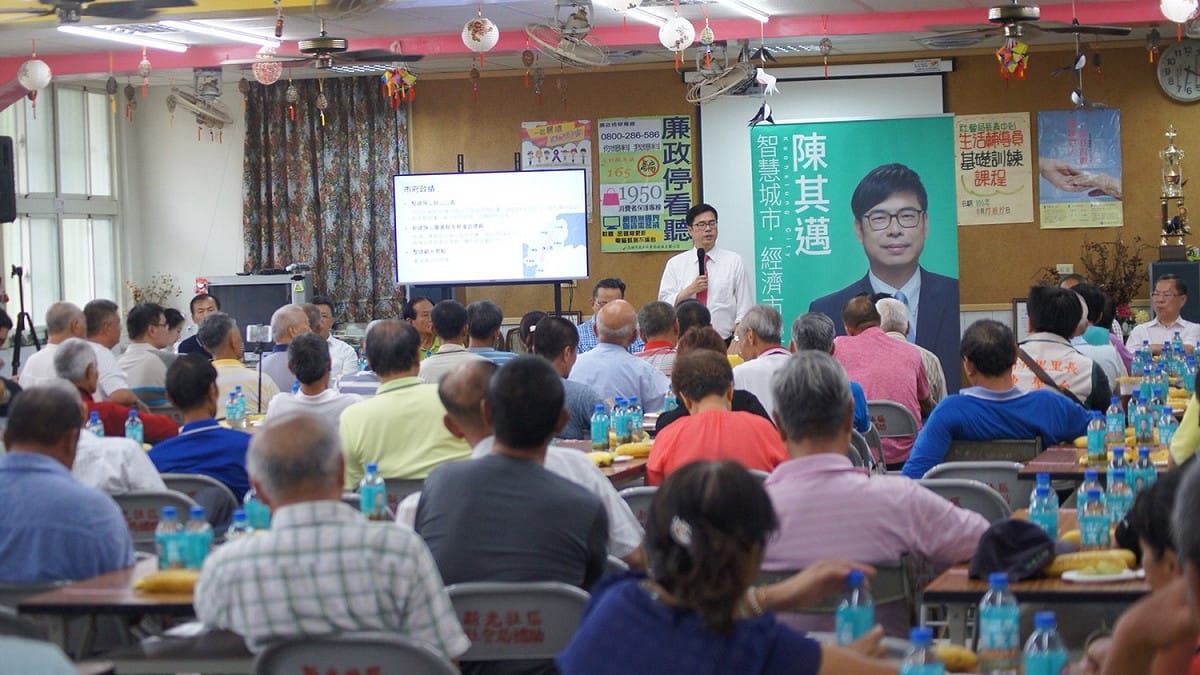 陳其邁向高雄市民說明政見。 圖 : 陳其邁競選辦公室/提供