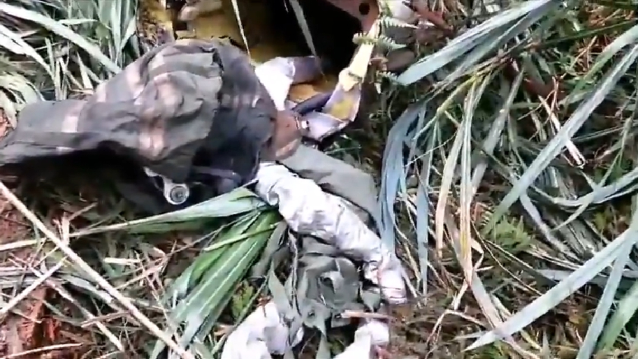 漢光演習在今 (4) 天下午傳出一架F-16戰機在基隆山區失聯，軍方稍早宣布，已尋獲飛官飛行衣碎片，確定飛官少校吳彥霆已不幸殉職。 圖：新北市消防局/提供