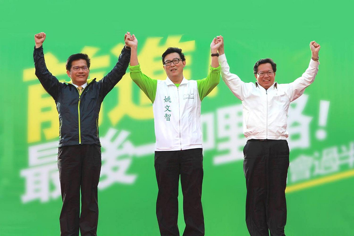 民進黨台北市長參選人姚文智(中)今天晚間在臉書批評丁守中及柯文哲對於大陸的態度。 圖：翻攝姚文智臉書