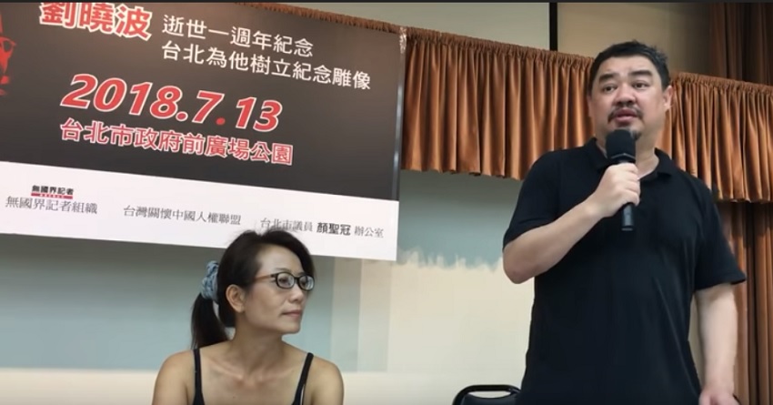 中國民運人士吾爾開希主張將劉曉波的銅像設置於市府廣場公園，但在公園擺設與當地無關的銅像，等同於台灣戒嚴時代四處林立的老蔣銅像，引起很大的爭議。 圖：翻攝youtube