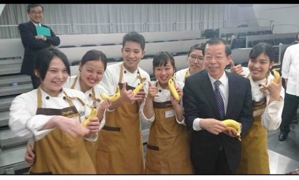 謝長廷自嘲說，「我倒是樂意分擔部分罵聲，也希望有些人駡完後心情好一點」，「也想想自己真的是關心農民？自己可以替蕉農做而沒有做到的有哪些？」 圖：翻攝自謝長廷臉書