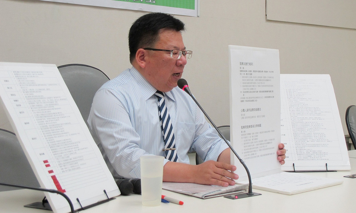 民進黨立委李俊俋5日批評劉德勳等三位監委要提年改釋憲案是違憲濫權。 圖：林朝億/攝