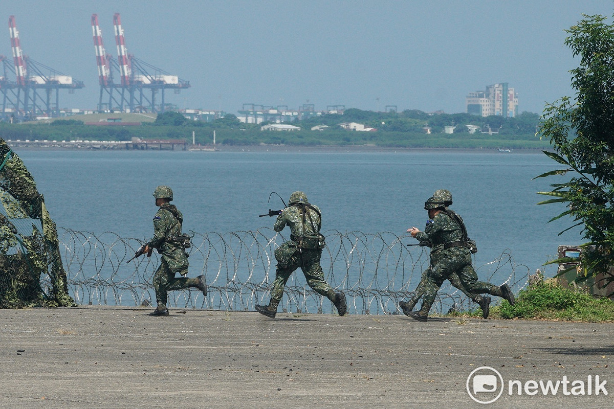 河防部隊獲悉敵軍來襲，立刻進入火砲陣地。 圖：張良一/攝
