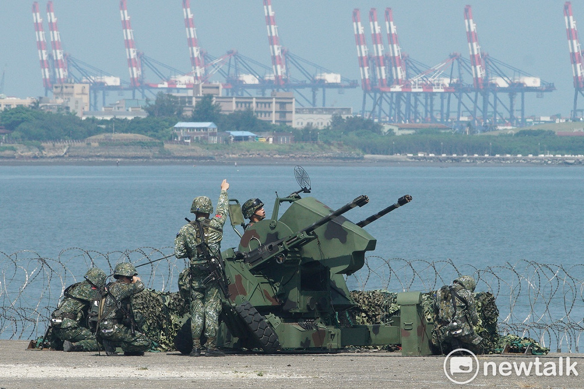 河防部隊進入陣地後，迅速完成射擊前之準備。 圖：張良一/攝