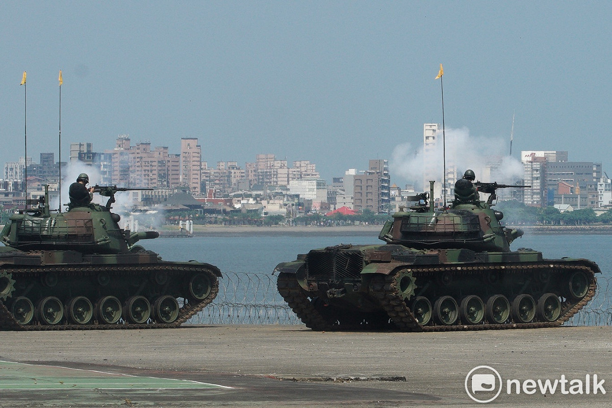 戰車對進入射程之敵軍進行射擊。 圖：張良一/攝