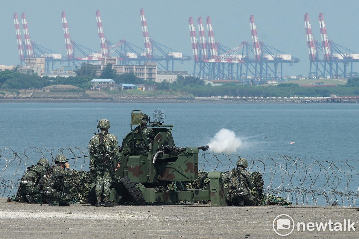 機槍砲不斷對來犯敵軍射擊。 圖：張良一/攝