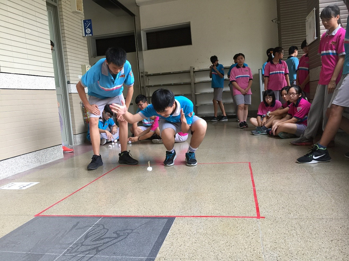 紙陀螺比賽看誰轉的最久。 圖 : 成功國中/提供
