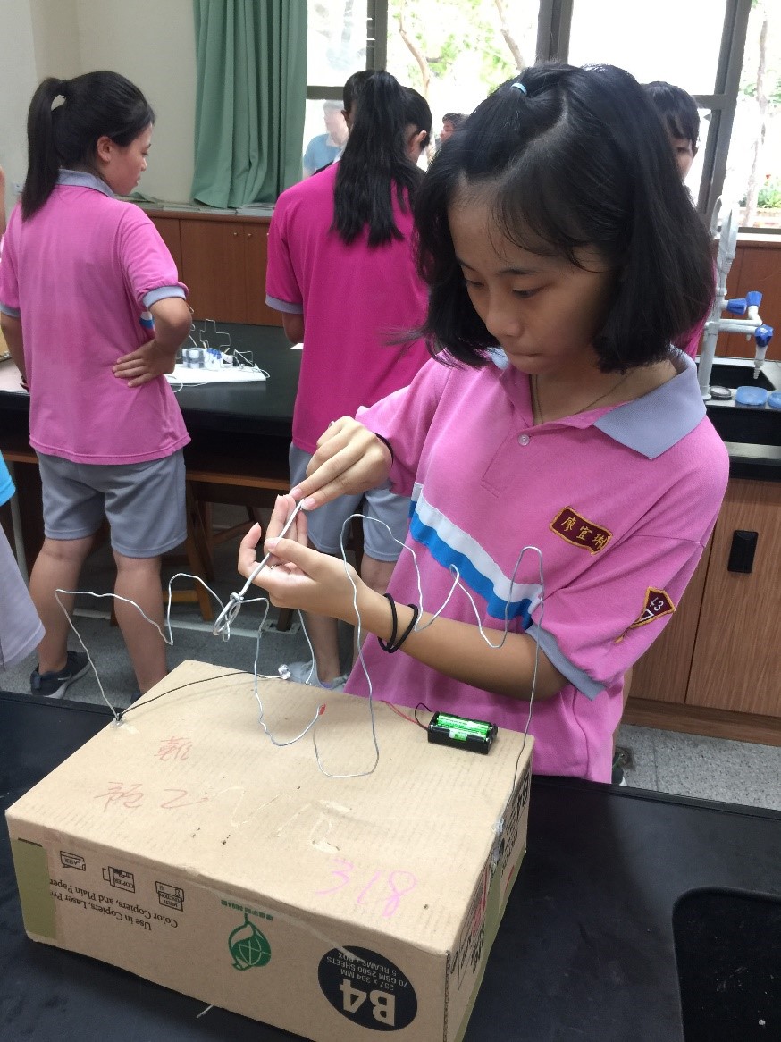 學生自己製作的電流急急棒作品。 圖 : 成功國中/提供