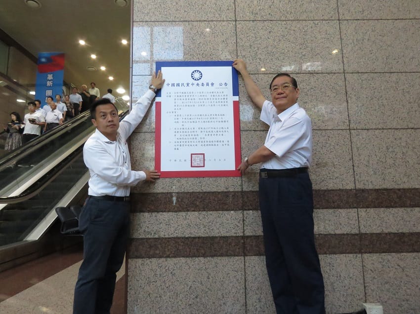 國民黨秘書長兼副主席曾永權與文傳會主委李明賢，上午代表國民黨張貼「第二十屆第二次全國代表大會」公告。 圖：趙婉淳／攝