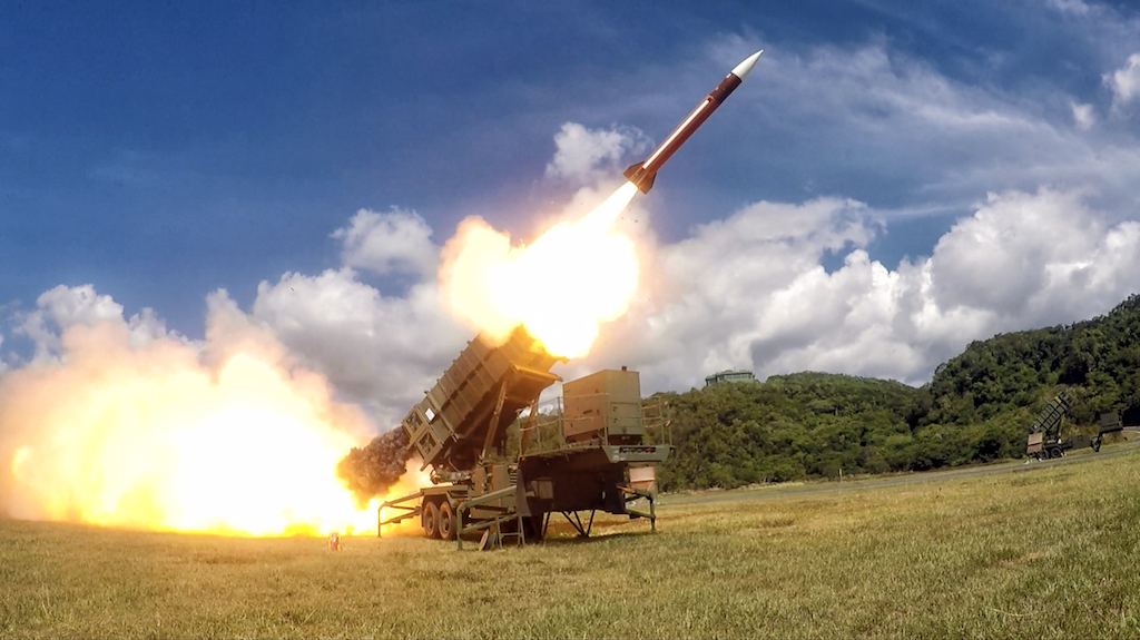 「漢光34號演習」實兵演練進入第2天，空軍防空部隊今日於九鵬基地進行愛國者、天弓飛彈實彈射擊，成功命中目標，展現官兵精實戰力！ 圖：國防部提供/資料畫面