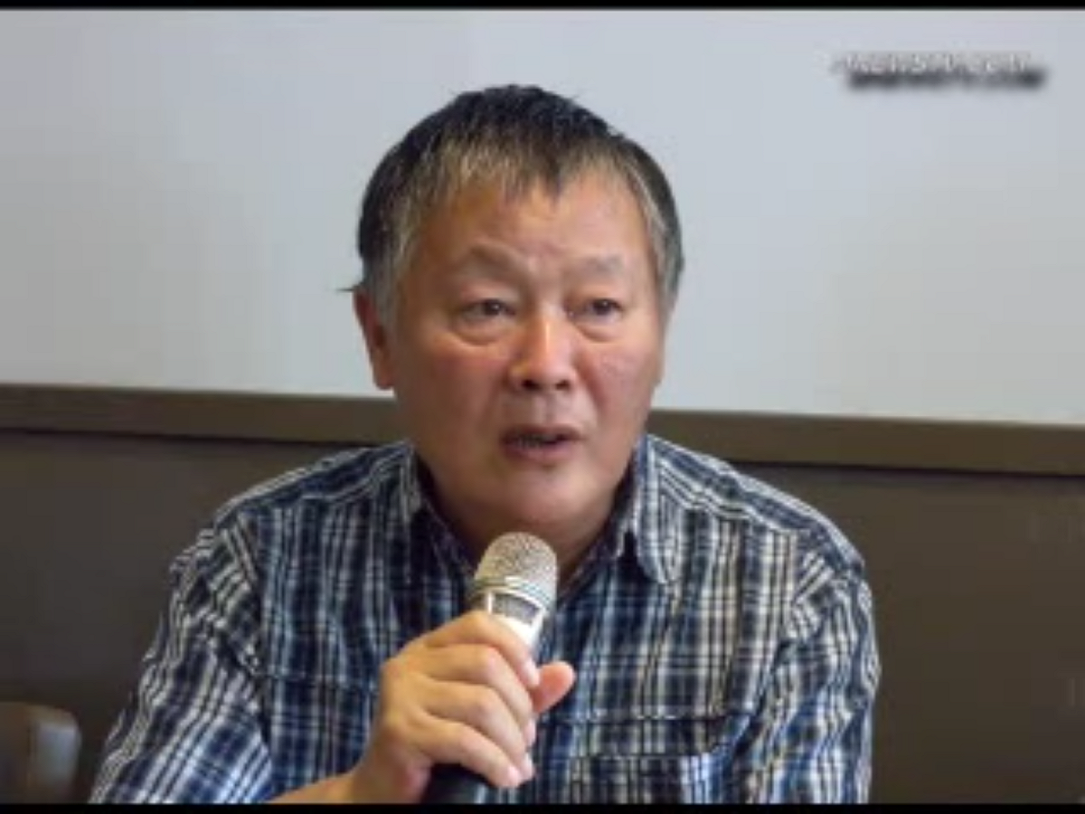 上個月，魏京生在採訪中提到，2001年一次偶然的經歷，讓他得知自己上了「紅通」名單。雖然此後他也多次在世界各地旅行，但出入境時常遇到麻煩。 圖：翻攝自Youtube
