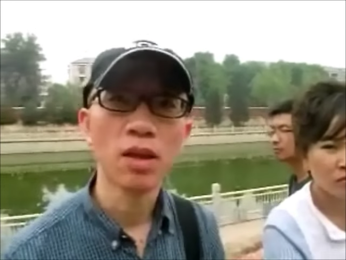 另一位「沙卡洛夫思想自由獎」的中國獲獎者是知名異議人士胡佳，他也無法前往布魯塞爾。和往年一樣，在「六四」個敏感的日子到來前，他又被「國保」們帶到外地旅遊，隔天才能返回北京。 圖：翻攝自Youtube