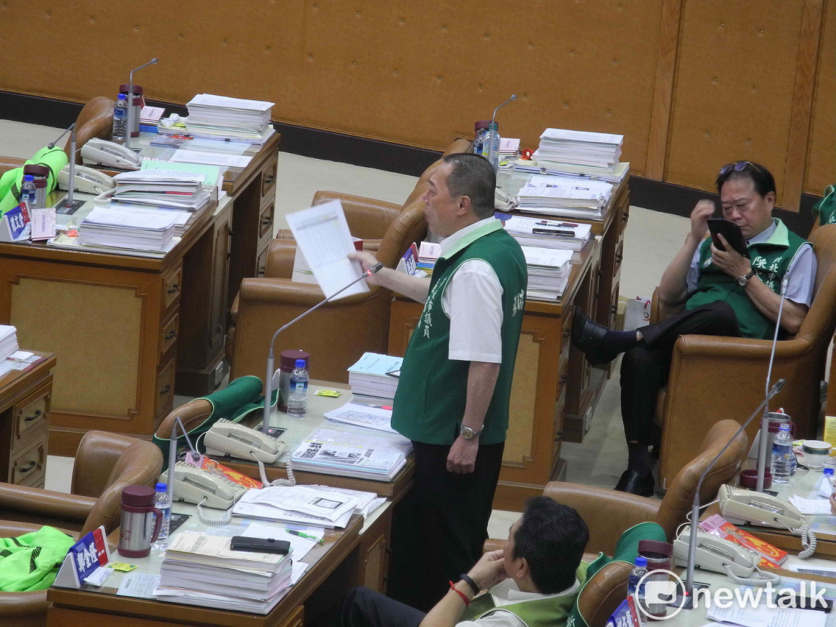 民進黨市議員張瑞山持剪報資料質詢市長朱立倫「蘇縣長為台北縣做了多長的自行車道？絕非侯友宜所說的3、5公里而已。」                            圖：王峻昌/攝