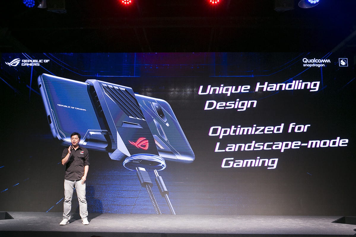 ROG Phone以重度手遊玩家為核心，設計包括獨特的側置式連接埠，以及強化且反應迅捷的遊戲控制功能。 圖：華碩公司提供
