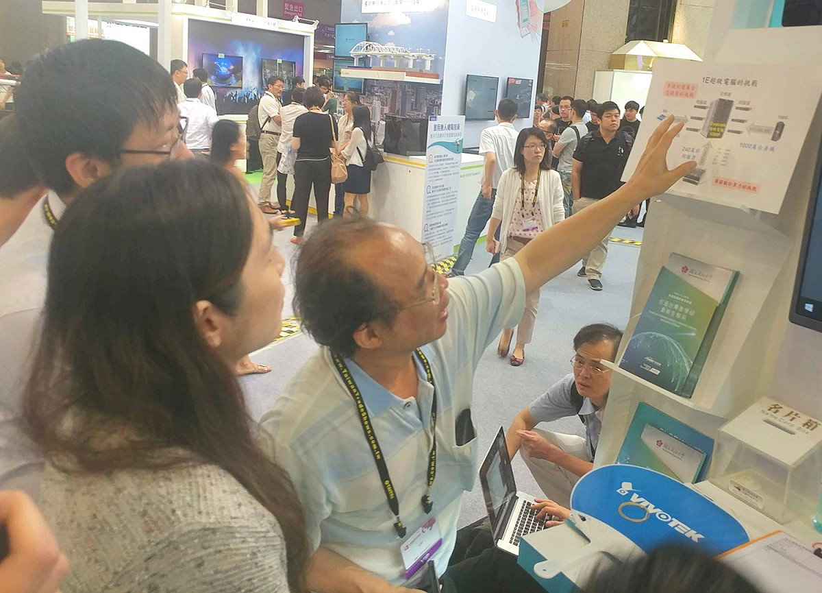 黃吉川教授為民眾講解超級電腦。 圖 : 成功大學/提供