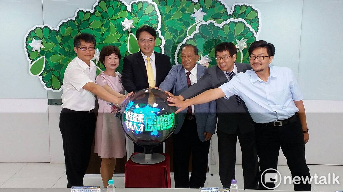 為擴展綠能產業，落實創新前瞻計畫，勞動部勞動力發展署雲嘉南分署與南臺科技大學一同打造綠能產業人才培訓據點，今日舉辦建置啟動儀式。 圖 : 黃博郎/攝