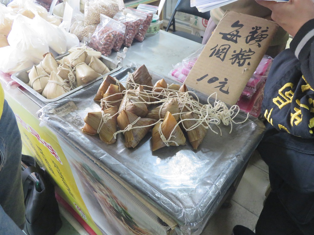 新北市衛生局抽驗市售粽子、包粽餡料及乾貨共117件，1件鹼粽檢出硼砂，依法移請地檢署偵辦1件鹼粽檢出硼砂，依法移請地檢署偵辦。 圖：新北市衛生局提供