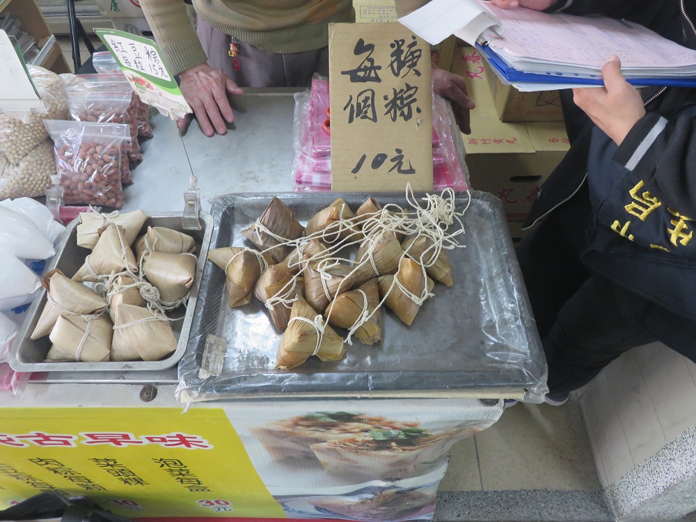 衛生局表示，硼砂會經胃酸作用轉變為硼酸累積人體，引起食慾不振、消化不良，造成嘔吐、腹瀉、紅斑、循環系統障礙等症狀，台灣早已明令禁止使用。 圖：新北市衛生局提供