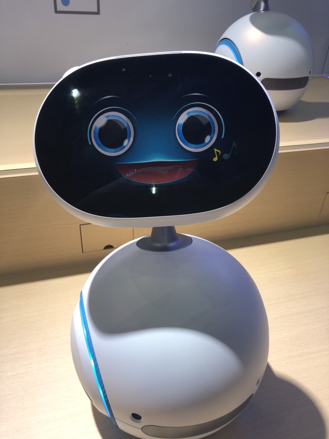 許多國際科技大廠推出智慧型機器人，此智慧科技領域範疇廣泛，從居家照護至幼教科技教學等，受到許多買家的關切。 圖：丘秝榕／攝
