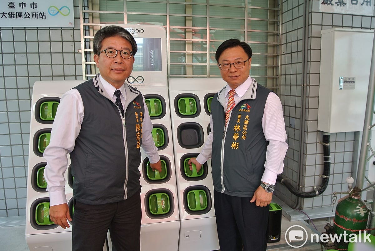 台中市環保局副局長陳宏益、大雅區長林華彬出席電動機車電池換站啟用典禮。 唐復年/攝