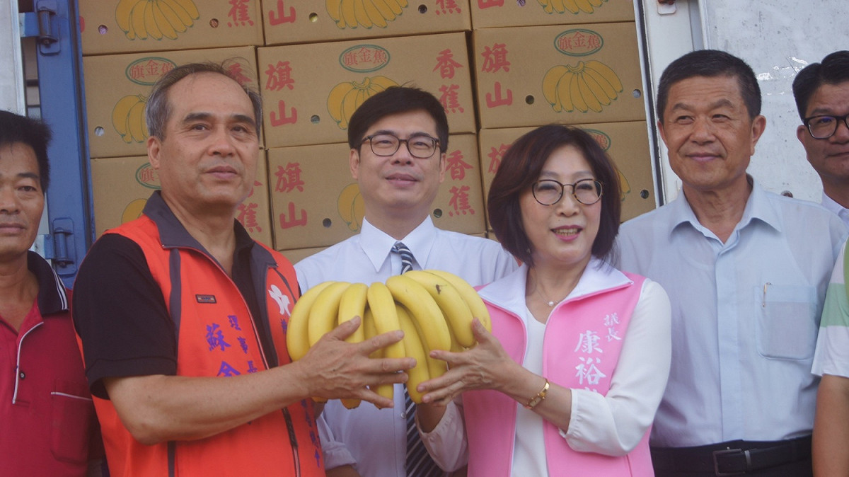 陳其邁與議長一起為蕉農請命。 圖/陳其邁辦公室