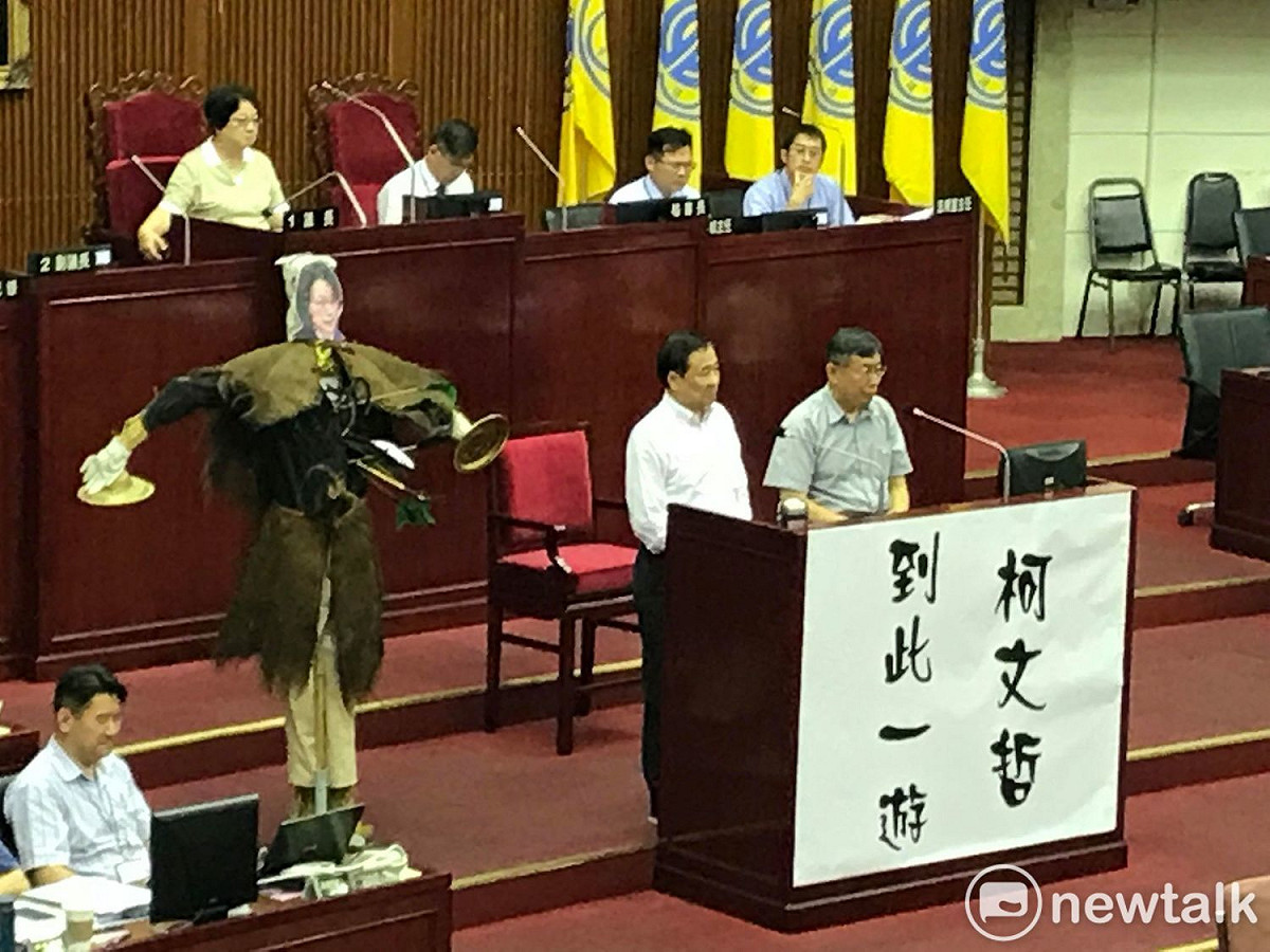 台北市長柯文哲（備詢台右）、副市長陳景峻（備詢台左）今日遭議員王世堅批評，消費北農總經理吳音寧。 圖 : 周煊惠 / 攝