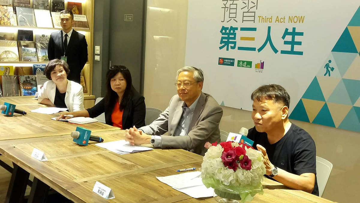 王品集團、益品書屋創辦人戴勝益(右一)對樂退人生要運動保健康。 圖：益品書屋/提供