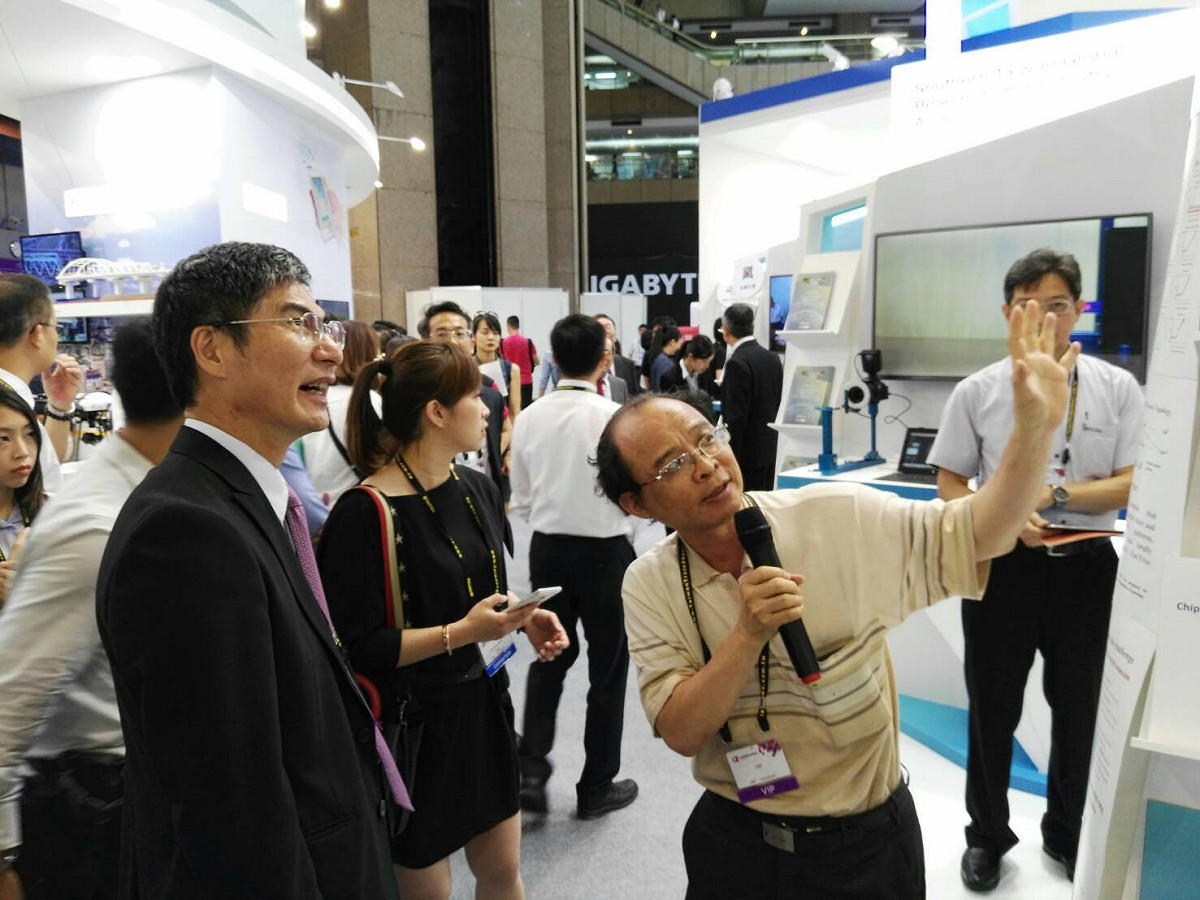 科技部長陳良基部長了解成大超級電腦研究。 圖 : 成功大學/提供