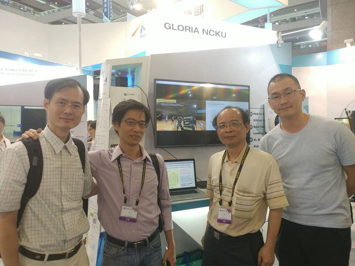 成大超級電腦參展團隊，右二為黃吉川。 圖 : 成功大學/提供