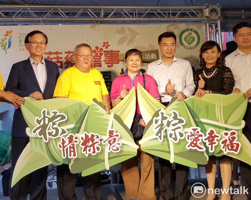 「2018台中市新社區菇薌囍事系列活動」，今天由新社農會理事長劉福榮（左三）、板橋農會廖裕德（左二）及立委江啟臣（右三）等人開幕。  圖：王峻昌/攝