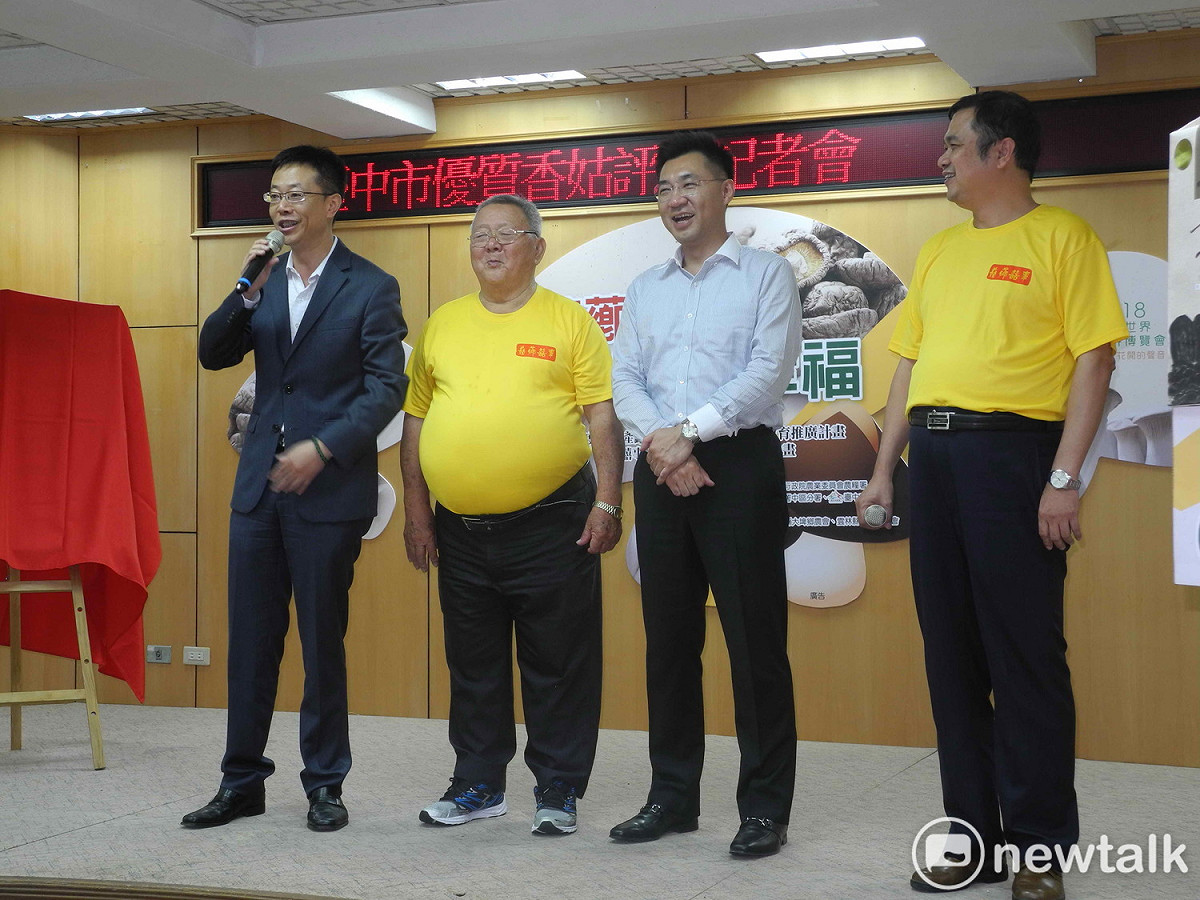 新社區農會理事長劉福榮（左二）是新北市立委張宏陸（左一）的親舅舅；台中市立委江啟臣（右二）是則前新北市立委劉盛良的女婿，兩名立委昨天「跨區認親」，成為趣味小插曲。   
 圖：王峻昌/攝