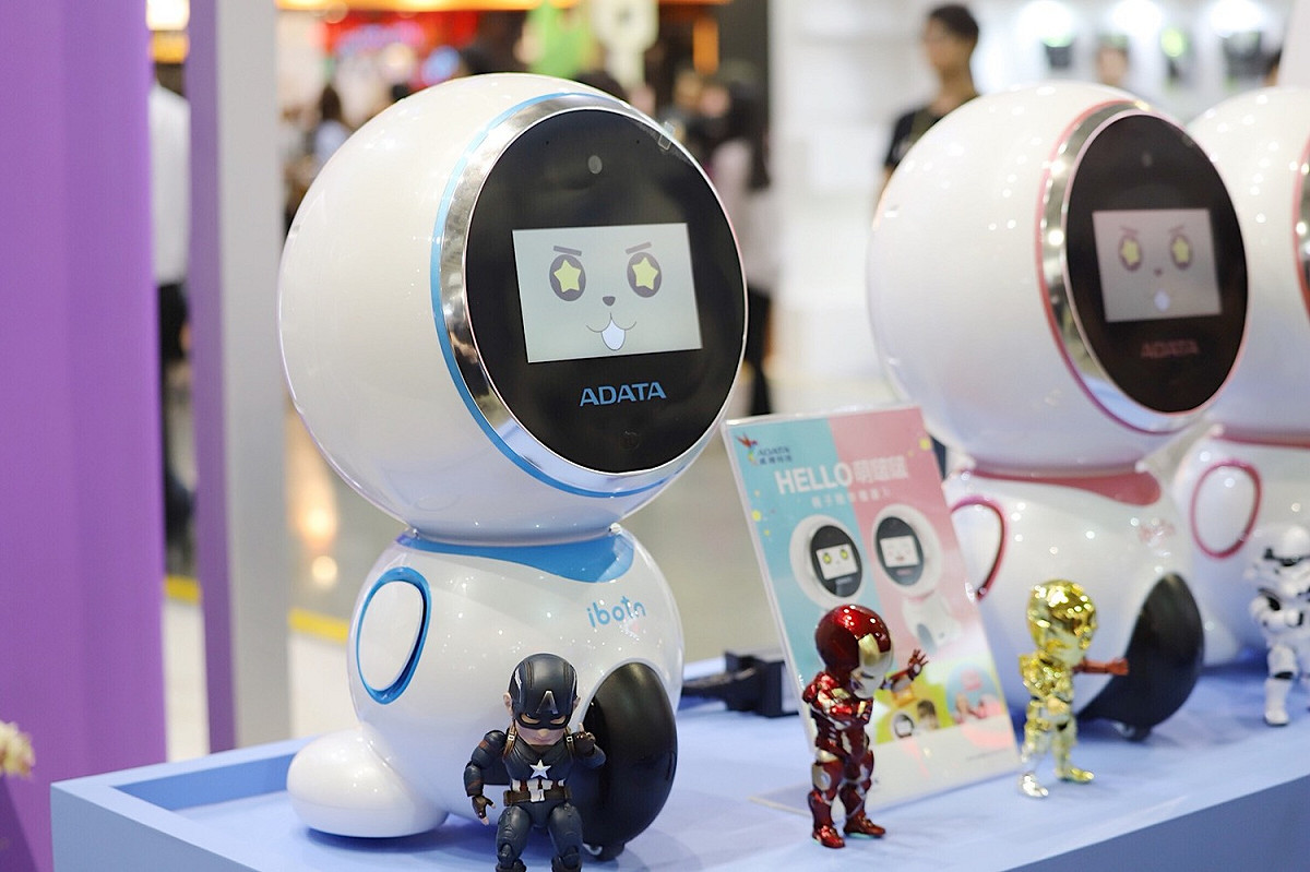 威剛所打造的機器人「萌啵啵」，擁有 7 吋觸控式螢幕，並內建 5,200mAh 電量，擁有長達 8 小時的續航力。 圖：陳宣如/攝